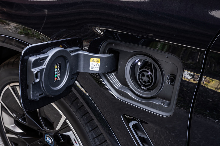 ボディー左側フロントフェンダーに普通充電用ポートを配置。200Vの普通充電においては、約8時間で満充電が完了する。