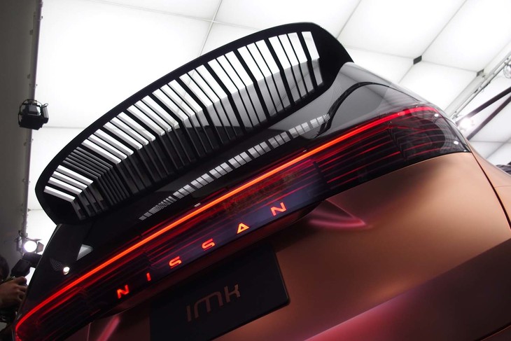 「ニッサンIMk」のリアスポイラーをボディー下側から見たところ。日本建築に用いられている伝統的な格子のデザインからインスピレーションを得たという。