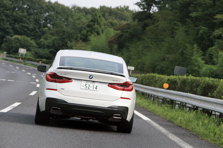 各所にアルミや超高張力鋼板を用いることで、実質的な先代モデルといえる「5シリーズ グランツーリスモ」よりも大型化していながら、150kg程度車重が軽くなっている。