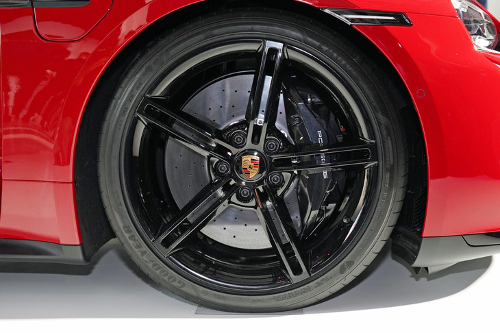 ポルシェ・タイカン ターボ（タイヤ＆ホイール）