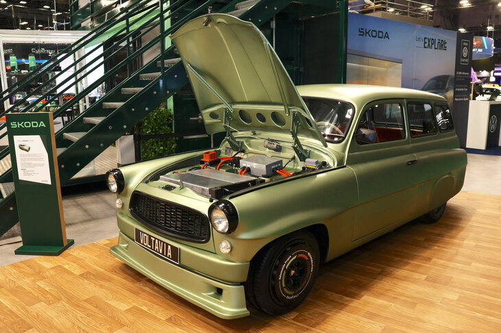 フォルクスワーゲングループでチェコを本拠とするシュコダのブースで。「ヴァルタヴィア」は、かつてブランドにおけるベストセラーだった1969年「オクタヴィア コンビ」をもとにEV化した2023年のコンセプトカー。