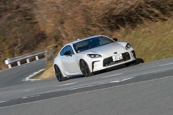 今回の試乗車は「トヨタGR86」の最上級グレード「RZ」。写真の白い個体が6段MT車で赤い個体が6段AT車（グレーの個体は撮影のためだけに借りたRZのAT車）。