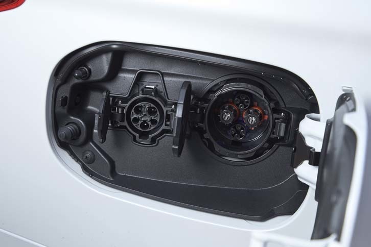 AC200V（写真左）と急速充電用（右）のソケットが並んで備わる。急速充電については、制御を見直すことで、80％充電までの所要時間が30分から25分に短縮された。