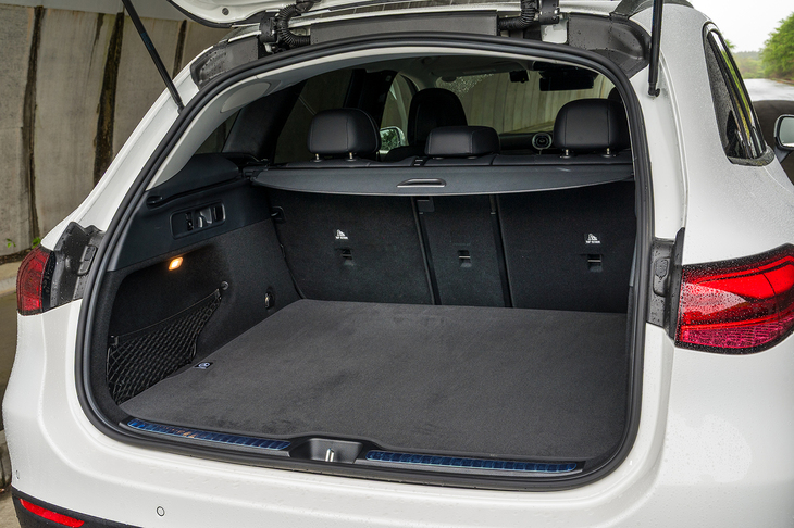 荷室の容量は620リッター。鍵を持っていれば足先の操作でテールゲートを開閉できる機能も備わっている。