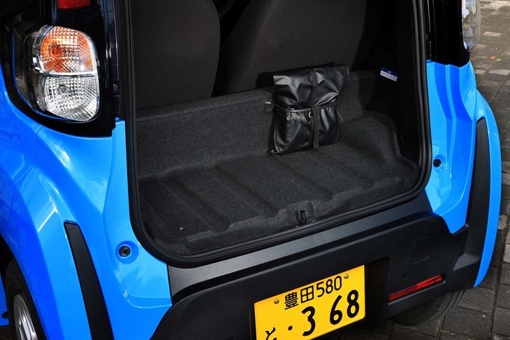 シートに座ったまま体をひねればすぐに荷室にアクセスできる。荷室床面の奥行きは30cmほど。