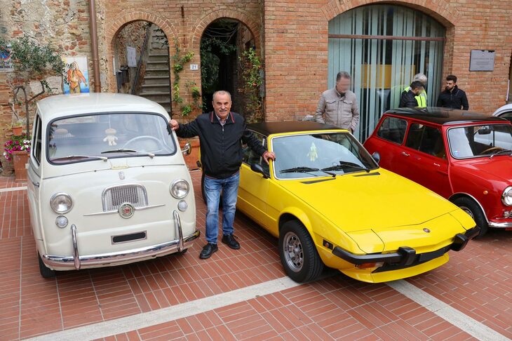 2024年10月、シエナ県カーゾレ・デルサ村で催された「カーゾレ・ヴィンティッジ」の会場で。「フィアット600ムルティプラ」（向かって左）と「フィアットX1/9」（同右）。そしてオーナーのパオロさん。