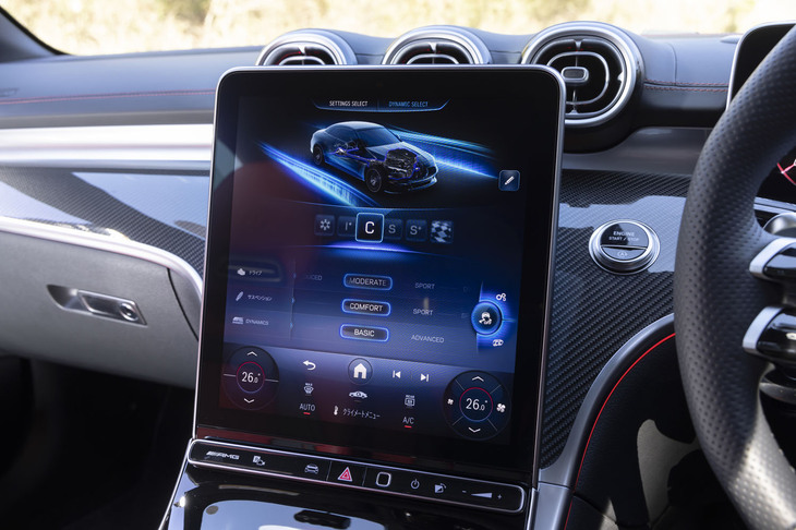 ダッシュボードの中心には11.9インチの縦型タッチスクリーンを搭載。オープントップ時に空の映り込みを抑えるため、角度を2段階で変えられる。