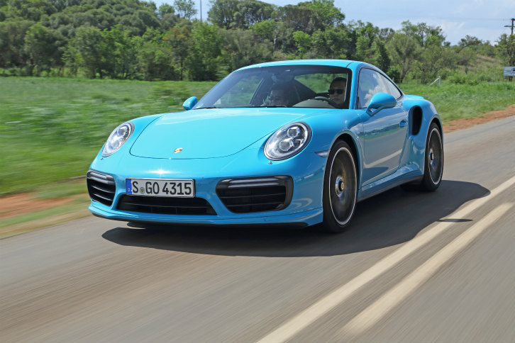 新しい「911ターボ」シリーズのエンジンには「ダイナミックブースト」機能が備わった。これはスロットルペダルを少し戻したときなどの負荷変動時に過給圧を維持する機能で、エンジンレスポンスの向上に貢献する。