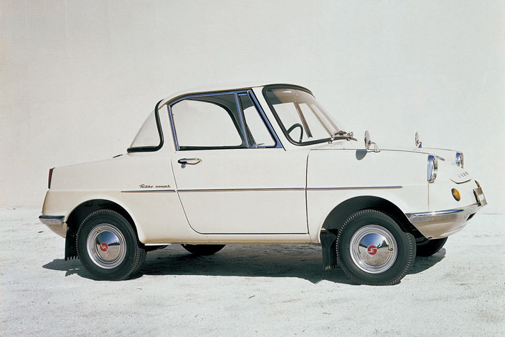 「マツダR360クーペ」
	マツダが1960年に発売した初の乗用車。量産軽自動車初となる4サイクルエンジンは一部にマグネシウム合金やアルミニウム合金を使う凝ったもので、AT仕様も用意されていた。後席は子供用と割り切って2+2のレイアウトを採用。30万円という低価格もあって人気を博した。