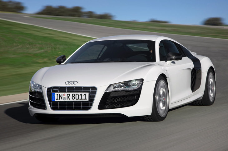 「アウディR8」
	ルマンで活躍したレースカーR8のテクノロジーを注ぎ込んだスポーツカー。軽量なアルミボディーにV8あるいはV10の大排気量エンジンを搭載したミドシップ4WDで、2006年にデビュー。2016年にフルモデルチェンジされたが、映画に登場するのは初代モデル。