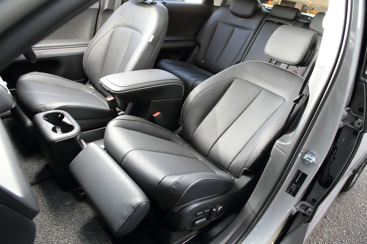 充電中にくつろげるようレッグレストを標準装備した「リラクゼーションコンフォートシート」を前席に採用。本革シートの表皮加工は環境に配慮し、植物性オイルが用いられている。