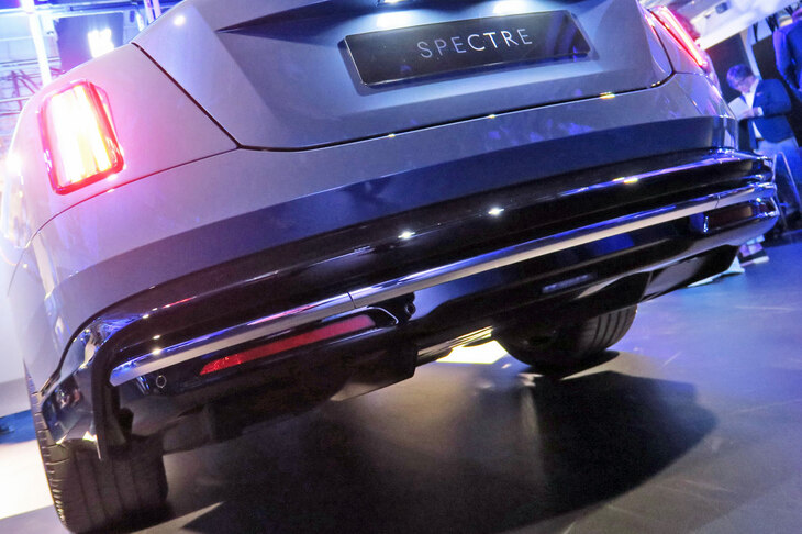 100％電気自動車の「ロールス・ロイス・スペクター」には、当然ながらマフラーは存在しない。