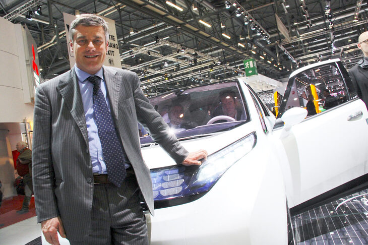 2009年、ジュネーブモーターショーに場所を変えて展示された「Bゼロ」とともに。