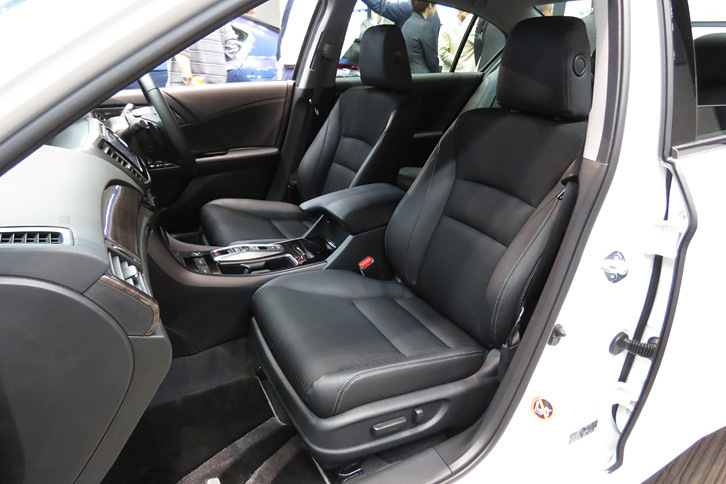 「ハイブリッドEX」専用のスポーツコンビシート。