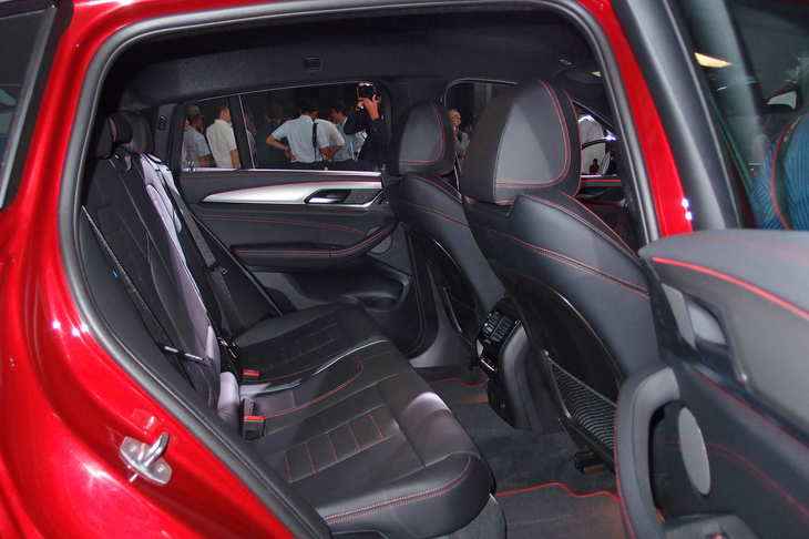 BMW X4 M40i（リアシート）