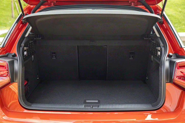 荷室の幅は、最も狭くなるホイールアーチ間で1m以上を確保。容量は標準が405リッターで、後席の背もたれを倒すことにより最大1050リッターにまで拡大できる。（写真をクリックすると荷室のアレンジが見られます）