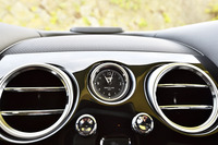 センターパネルにはブライトリングの時計が装着されている。