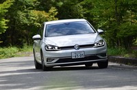 現行型の「ゴルフ」は、スタート／ストップシステムやブレーキエネルギー回生システムを搭載する。カタログ上の燃費値（WLTCモード）は18.9km/リッター。