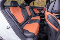 前席と同じデザインテイストで仕上げられた3人掛けの後席。座面から天井までの高さは955mm確保されており、大人がくつろげる空間になっている。