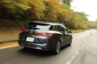 パワープラントはハッチバック車と共通。205psを発生する1.6リッターターボエンジンに、7段デュアルクラッチ式ATが組み合わされる。