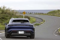 充電に要する時間は、11kWの普通充電（0-100％充電）で9時間、50kWの急速充電（0-80％充電）で93分とされている。