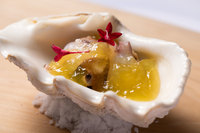 ２皿目「琉球の海の幸 四季柑の香りを添えて」。シャコや島ダコなど個性の強い地元産の魚介に、トマトのムースと四季柑（カラマンシー）のジュレを添えて。