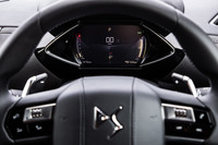 1920年代のアールデコ様式を現代的に解釈したという特徴的なメーターのデザイン。ADASの作動状況や速度などを表示するヘッドアップディスプレイも標準装備されている。