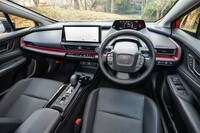 ダッシュボード全体を大きなオーバルに見立てた「アイランドアーキテクチャー」を採用。12.3インチのタッチスクリーンはオプションで、スタンダードは8インチ。