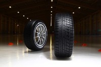 旭川にある「北海道タイヤテストセンター（TTCH）」では、2018年に屋内氷盤試験場が完成。同年より運用が開始されている。写真は屋内氷盤試験場に置かれたスタッドレスタイヤ「アイスガード6 iG60」。