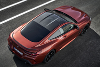 新型「8シリーズ」のルーフは、スポーティーな要素として、往年のレーシンカーに見られた“ダブルバブル”デザインが採用されている。なお、カーボンルーフはオプション扱い。