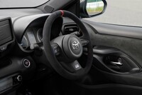 センターを示すマーカーが添えられたスエード調のステアリングホイールが、レーシーなムードを醸し出す。