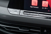 インストゥルメントパネルには、よく見るとラジエーターグリルと同じくハニカム模様の柄が施されている。