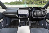 左右非対称なセンターコンソールを持つ「レクサスRZ」のインテリア。ステアリングスイッチとヘッドアップディスプレイを高度に連携させる「Tazuna Concept」が採用されている。