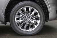 タイヤサイズは265/55の20インチ。ホイールロックは右前のタイヤに装着するのがおすすめだ。