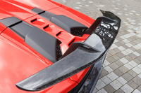 フォージドカーボンで作られたリアスポイラー。ステー下から吸入した空気を排出するために、スポイラーの内部は中空になっている。