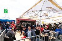 日本では考えられないけど、パドック内ではバーまで営業！ 常にお客さんがいっぱいで、昼間っからみんな飲みまくりです。いや、レース見ろよ（笑）。