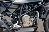 「KTM 690」用のものをベースとした693ccの水冷単気筒OHCエンジン。レーシングマシン並みの鋭いレスポンスと、回転域を選ばない力強いトルクが持ち味だ。