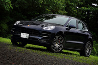 フロントまわりのデザインは基本的にベースモデルの「マカン ターボ」と同じ。ボディーと同色のドアミラーやカーボン柄のサイドパネルなどはオプションとなっている。