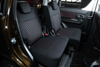 リアシートは標準車、「スティングレー」ともに5：5の2分割式で、前後のスライド調整やリクライニング、格納が可能となっている。