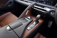 トランスミッションは10段ATのみ。走行モードのセレクターはシフトレバー周辺ではなく、メーターバイザー側面にレイアウトされる。