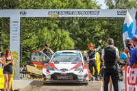 総合10位で完走。ポディウムに戻ってきた勝田貴元／ダニエル・バリット組。最終ステージに設定されたパワーステージを撮影し、彼らのフィニッシュに間に合うように戻るのは大変でした。速度無制限区間が多くてなんとか間に合ったけど、最後は駐車場から数百メートルを全力疾走……。