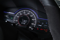 メーターの意匠やインフォメーションディスプレイの表示内容については標準車と共通。速度計の内側には「nismo」のロゴがあしらわれている。