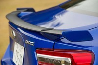 「BRZ GT」はモデルラインナップのトップに位置するグレード。写真のリアスポイラーのほかに、ブレンボ製4輪ベンチレーテッドディスクブレーキ、ZF SACHSダンパー、専用17インチアルミホイール、アルカンターラと本革のコンビシートが標準で装備される。