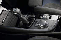 トランスミッションは8段AT。シフトセレクターは一般的なレバー式で、インフォテインメントシステムのコントローラーや走行モード切り替え機構のスイッチなどともに、センターコンソールに配置される。