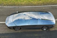 ルーフラインは「マセラティ・ブーメラン」が鋭い直線だったのに対して、弧を描いているのがわかる。後端もブーメランはコーダトロンカ形状が強調されていたが、「ペラルタS」はリアオーバーハングが視覚的にも長い。