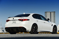 ボディーの両端に配置されたデュアルエキゾーストパイプが、後ろ姿をスポーティーに演出する。