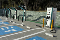 常磐道・守谷SA（下り）の急速充電器は6口。最大出力は90kWで。複数台が一度に接続すると出力が下がる。