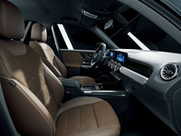 「GLB200d 4MATICエディションブラックスターズ」のシートはレザーARTICO／MICROCUT（バヒアブラウン／ブラック）で仕立てられる。