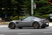 スポーツモード選択時の「ヴァンテージ」のサスペンションは、市街地でも適度にストロークするしなやかさを備えている。