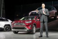 渕野「自分がもといた会社は、アウトドアテイストのSUVを得意にしていたんで、トヨタが5代目『RAV4』を出してきたときには、こちらのテリトリーに入ってきた！ と話題でした（笑）」